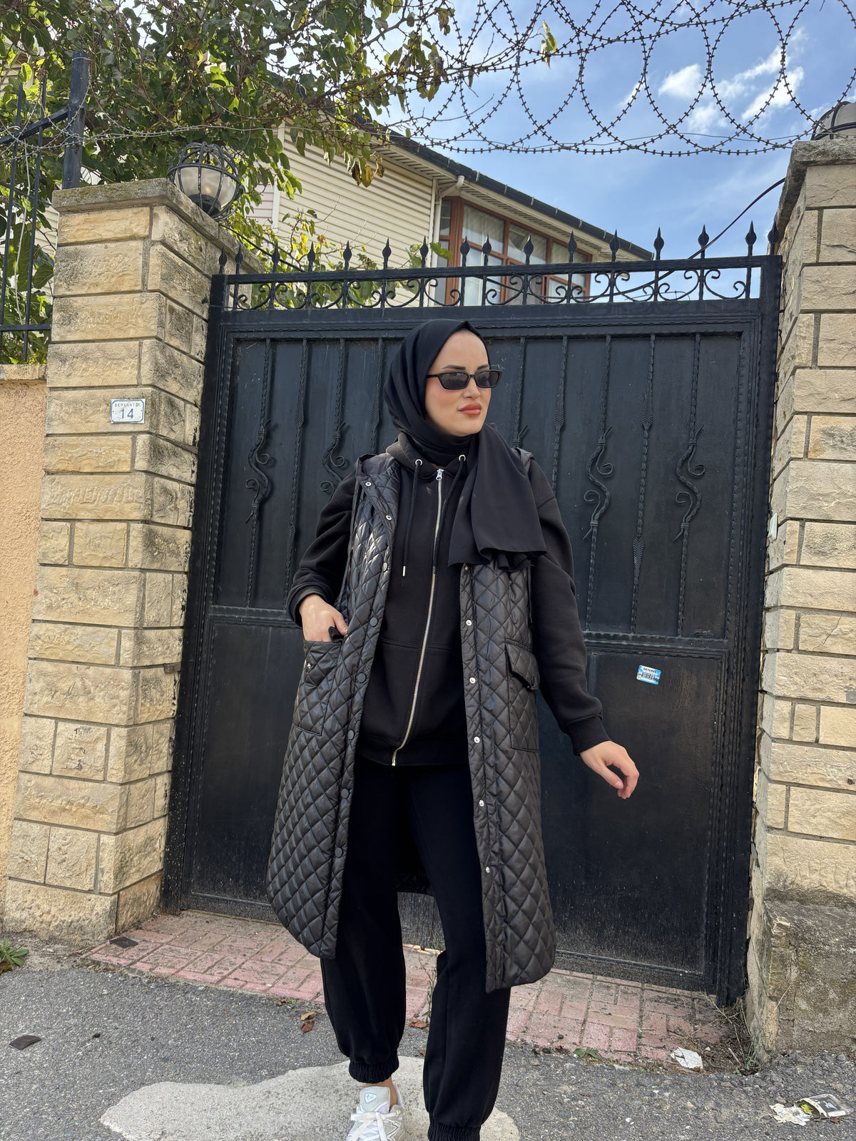 Siyah Kapüşonlu Yelek
